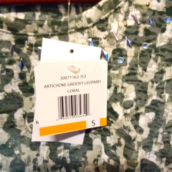 🌲Erika artichoke groovy leopard t-shirt print with three quarter inch sleeves - Picture 5 of 7